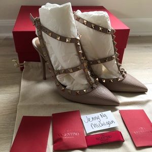 ROCKSTUD GRAINY CALFSKIN ANKLE STRAP PUMP 100 MM